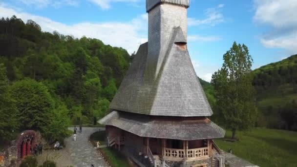 Vista Aérea Del Monasterio Sapanta Peri Bucovina Rumania Iglesia Madera — Vídeos de Stock