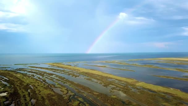 海の上の虹の空中ビュー 海と島の上の虹の空中ビュー 虹とDzharylgach島の空中ビュー 島と虹の湖の空中ビュー — ストック動画