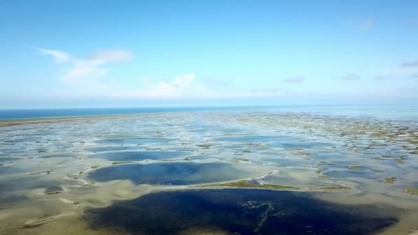 vue aérienne des lacs ronds près de la mer, vue aérienne de la mer peu profonde et de nombreuses îles, vue aérienne des lacs et de la mer ,
