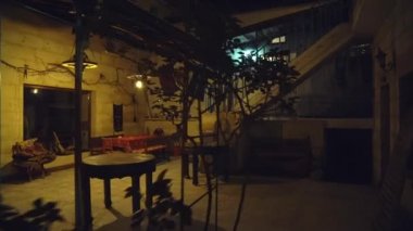 Gece otel terası, gece avluda yürüyüş, gece Türk pansiyonu terası.