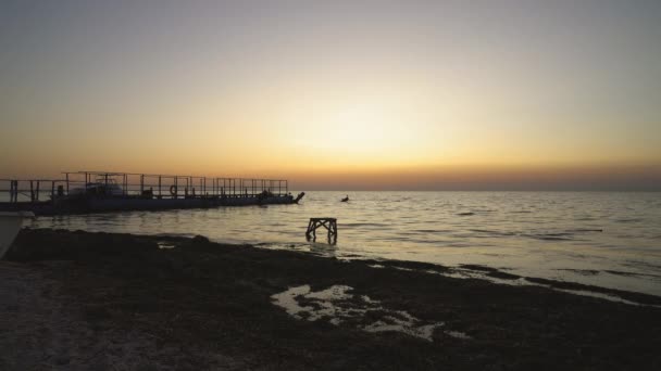 Jacht Pier Bij Zonsondergang Oude Boot Aan Kust Bij Zonsondergang — Stockvideo