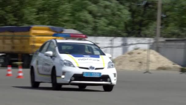 停车场的警车 有路标的柏油停车场驾驶考试 停车场的警察转弯 — 图库视频影像