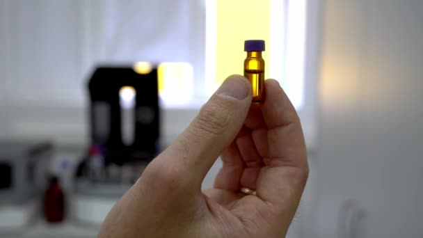 Próbka Medyczna Bliska Szczepionka Ręce Lekarza Naukowiec Trzymający Ampułkę Ręku — Wideo stockowe