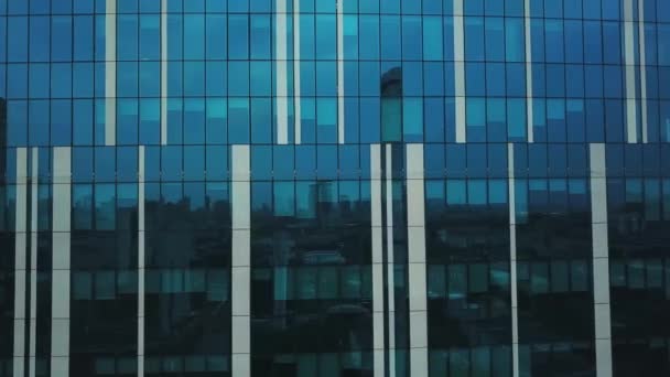 超高層ビルの近くの空中ビュー ビジネスビルの近くの空中 ガラス超高層ビルの近くの飛行 ドローンからの印象的な超高層ビル — ストック動画