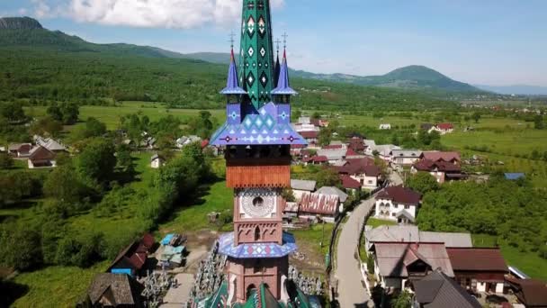 Luchtfoto Van Kerk Merry Cemetery Gekleurde Grafstenen Met Geestelijke Vrolijke — Stockvideo