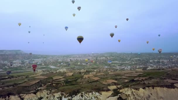 Kapadokya Güneş Doğarken Balon Havadan Görünüşü Cappadocia Kayaları Üzerinde Bir — Stok video