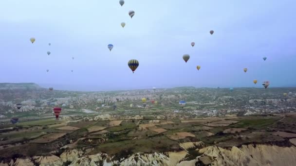 Flygfoto Ballong Vid Soluppgången Kappadokien Massor Ballonger Över Kappadokien Stenar — Stockvideo