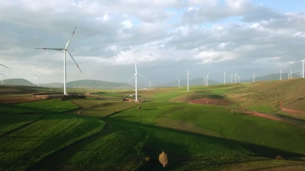 Günbatımında Rüzgar Santralinin Hava Görüntüsü Yaz Kırsal Manzarası Rüzgar Türbinleri — Stok video