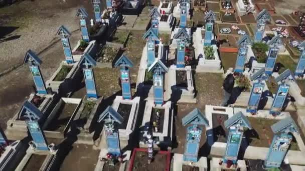メリー墓地の教会の空中ビュー ルーマニアのMaramuresの精神的およびメリー墓地と色の墓 メリー墓地の装飾された墓石 — ストック動画
