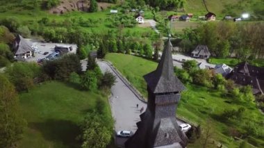 Sapanta-Peri Manastırı, Bucovina Romanya, Unesco Kilisesi dünya mirası sahası, sisli eski ahşap kilise manzarası, dini sembol, eski ahşap kilise ve bahçeler.