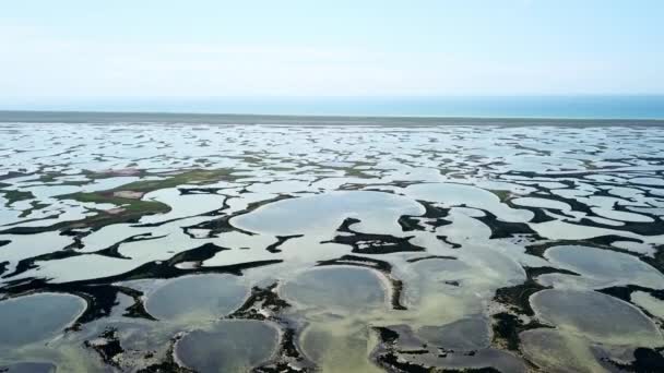 survol de petites îles sur la mer Noire, vue aérienne sur la mer peu profonde et de nombreuses îles 