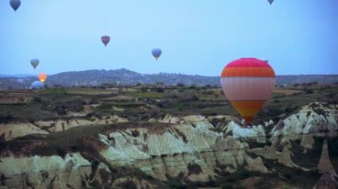 Cappadocia 'da güneş doğarken hava balonları, Cappadocia' nın üzerinde bir sürü balon.