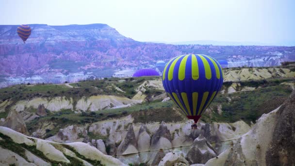 カッパドキアの日の出の気球 カッパドキアの岩の上の風船の多く — ストック動画