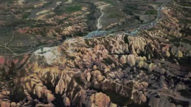 Kapadokya 'da gün batımında Goreme' in hava manzarası, Kapadokya 'da dramatik gökyüzü manzarası, Goreme Tarihi Parkı ve Capadoccia Açık Hava Müzesi