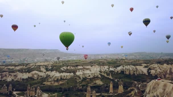 Cappadocia日出时气球的空中景观 在Cappadocia岩石上方有很多气球 — 图库视频影像