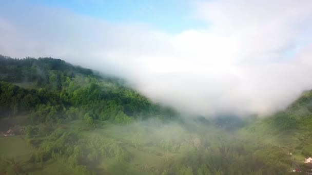 Vuelo Las Nubes Las Montañas Nubes Matutinas Las Montañas Aéreas — Vídeo de stock