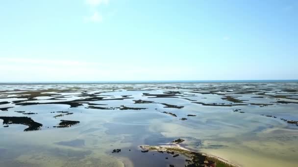 vue aérienne des lacs ronds près de la mer, vue aérienne de la mer peu profonde et de nombreuses îles, vue aérienne des lacs et de la mer 