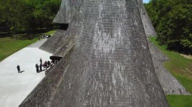 Dünyanın en yüksek ahşap kilisesi, Sapanta-Peri Manastırı 'nın havadan görünüşü, Bucovina Romanya, tahta kilise Unesco dünya mirası alanı, dini sembol, eski ahşap kilise ve bahçeler.