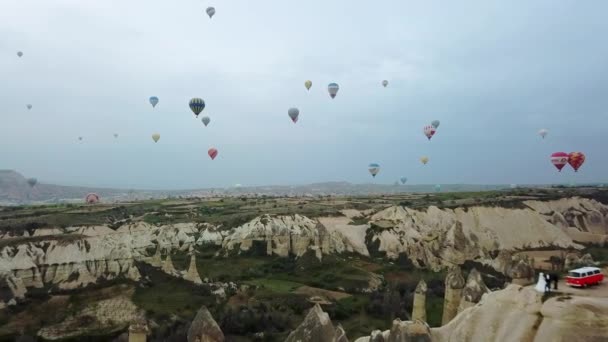 カッパドキアの日の出時の気球の空中ビュー カッパドキアの岩の上の風船の多く — ストック動画