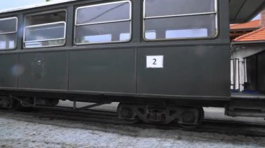 Romanya 'da eski buhar lokomotifi, buharlı dar ölçü treni, kırsal kesimde tıkırdayan Buhar treni, dar ölçülü demiryolu.