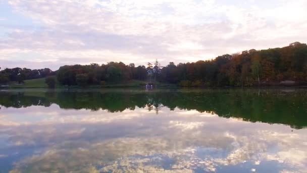秋湖公園 秋の自然の空中風景 池や湖のある美しい公園以上のフライト 湖と色鮮やかな森に秋自然空中風景フライト便します — ストック動画