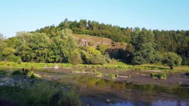 nehrin havadan görünümü, nehir yeşil ağaçlar üzerinde uçan, büyümüş gölet ve nehirler üzerinde uçuş, büyümüş gölet 4k havadan görünümü, büyük bir büyümüş nehir üzerinde adalar üzerinde Uçuş