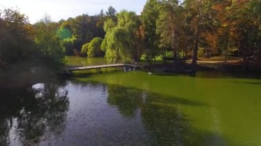 göl ile güzel parkın havadan görünümü, Kiev Feofania Park havadan görünümü, göller orman ağaçları ile Park, Ukrayna 'da Feofania Park, Kiev, göller ve nehir ile güzel Park üzerinde uçak geri Ukrayna