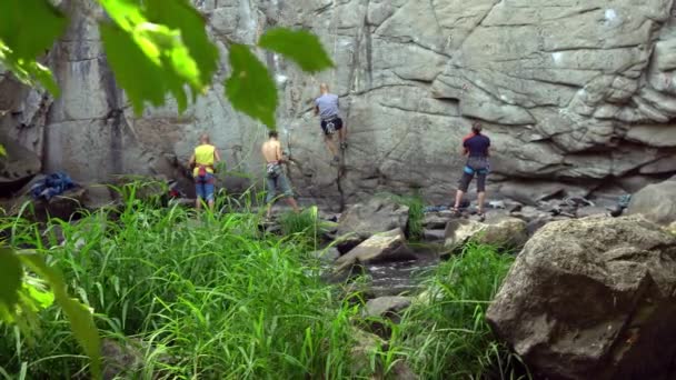 ウクライナ チェルカシー州 ブキー キャニオン 2019年8月24日 岩の上のクライマーのトレーニング ショー屋外クライミングを取得 ロッククライマーは崖を登る — ストック動画