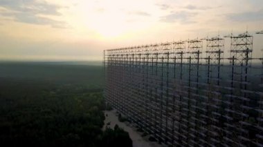 Çernobil Yasaklama Bölgesi 'ndeki hava görüntüsü c Çernobil' deki Duga ufuk radar sistemlerinin hava görüntüsü