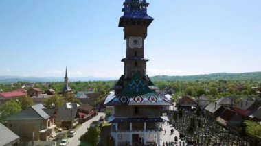 Merry Mezarlığı 'ndaki kilisenin hava manzarası, Romanya' nın Maramures kentindeki Ruhani ve Neşeli Mezar Taşlarıyla Renkli Mezarlar, Mutlu Mezarlıkta süslenmiş mezar taşları.