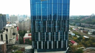 Bir gökdelenin hava görüntüsü, Aerial 'a yakın iş binası, cam gökdelenin yanında uçuş, İHA' dan etkileyici gökdelenler.