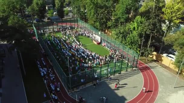 Légi Felvétel Iskolai Stadionban Táncoló Gyerekekről Légi Felvétel Városi Iskolai — Stock videók