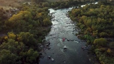 Gün batımında nehir sallarında insanlar, dağda nehirde sallarda insanlar, rafting, Rafters Run The Rapids, Rafting Takımı nehirde