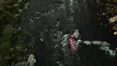 Gün batımında nehir sallarında insanlar, dağda nehirde sallarda insanlar, rafting, Rafters Run The Rapids, Rafting Takımı nehirde