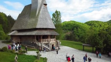 Sapanta-Peri Manastırı, Bucovina Romanya, Unesco Kilisesi dünya mirası sahası, sisli eski ahşap kilise manzarası, dini sembol, eski ahşap kilise ve bahçeler.
