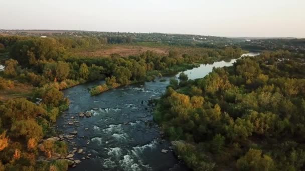 Воздушный Вид Речные Пороги Восходе Солнца Полет Над Скалой Реке — стоковое видео