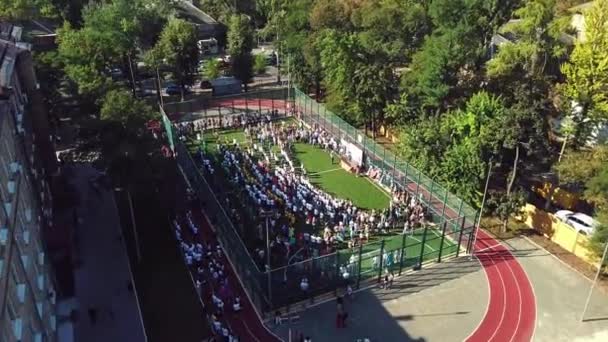 Okul Stadyumunda Dans Eden Çocukların Hava Görüntüsü Şehirdeki Okul Stadyumundaki — Stok video