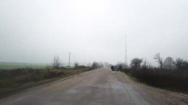 Sisin içinde sonbahar yolu üzerinde uçmak, sisli kırsal yolun hava manzarası