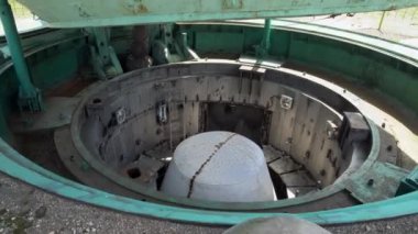 Eski Sovyet üssüne fırlatma mili müzedeki Kıtalararası Sovyet roket şeytanı müzedeki eski Sovyet roketi Şeytan füze savunma sistemleri kıtalararası balistik füze fırlatmaya hazır.