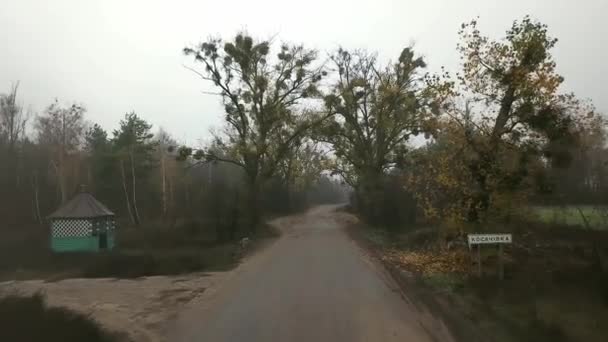 在雾中飞过秋天的道路 空中俯瞰着雾气中的乡间道路 — 图库视频影像