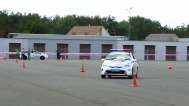 Oto-odromda polis arabaları, asfalt otoodrom yol işaretleri ehliyet sınavı, otodrom polis manzarası