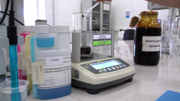 实验室测量特写 实验室研究设备 现代实验室设备 与实验室设备打交道的科学家手 — 图库视频影像
