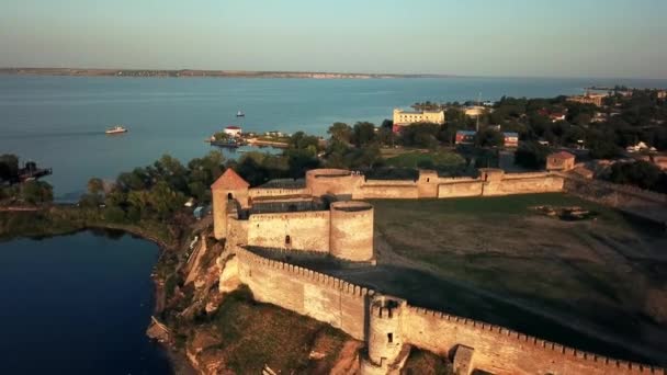 Εναέρια Άποψη Του Φρουρίου Κατά Ηλιοβασίλεμα Πάνω Από Θάλασσα Εναέρια — Αρχείο Βίντεο