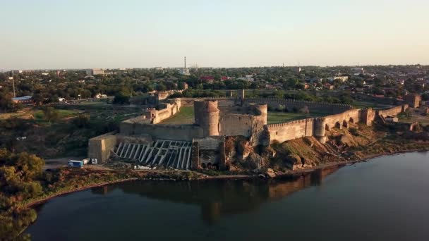 Antenn Utsikt Över Fästning Vid Solnedgången Över Havet Antenn Utsikt — Stockvideo