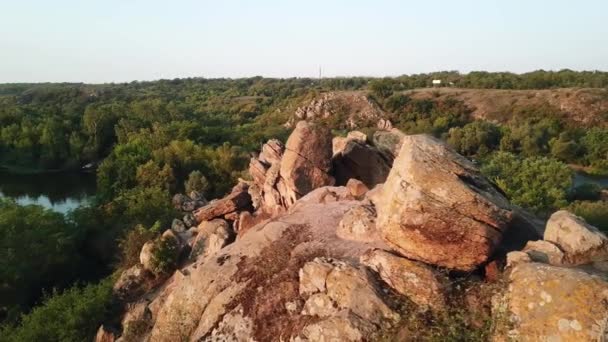 vue aérienne de la roche de granit au lever du soleil, vue aérienne des rapides de la rivière au lever du soleil, vol au-dessus de la roche dans la rivière, ruisseau Eau et rochers, rochers de granit avec rivière, vue aérienne de la rivière et des arbres verts au lever du soleil 