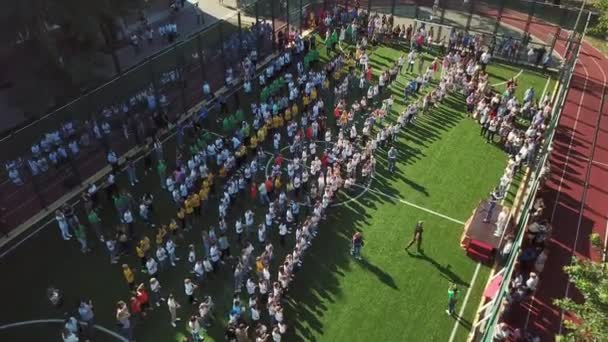 Widok Lotu Ptaka Dzieci Tańczące Stadionie Szkolnym Widok Powietrza Dzieci — Wideo stockowe