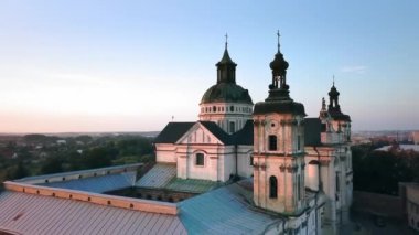 Gün batımında Yalınayak Karmelitler Manastırı 'nın havadan görünüşü, Ukrayna' nın Berdichiv şehrindeki Ortaçağ Katolik kalesi. Yalınayak Karmelitler Manastırı. Gün batımında Yalınayak Karmelitler Manastırı.