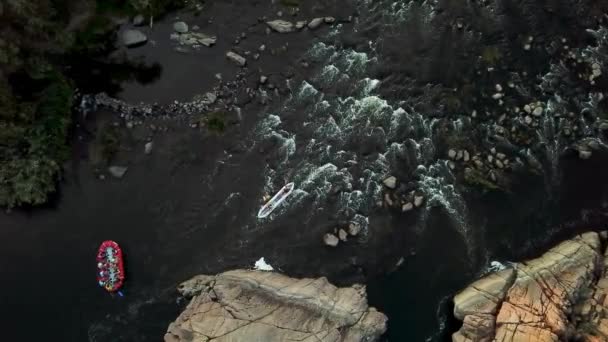 Personas Las Balsas Del Río Atardecer Personas Las Balsas Río — Vídeo de stock