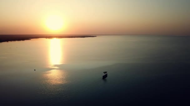 Luftaufnahme Des Alten Segelschiffes Bei Sonnenuntergang Luftaufnahme Des Alten Segelschiffes — Stockvideo