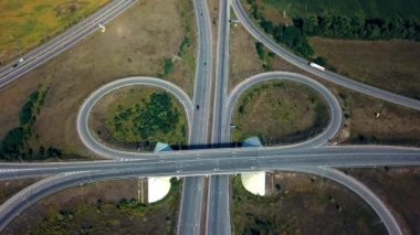 Yol kavşağının hava görüntüsü, büyük araba kavşağı, rota Kiev Zhytomyr, hava yolu kavşağı, otoyol kavşağının üst görüntüsü.
